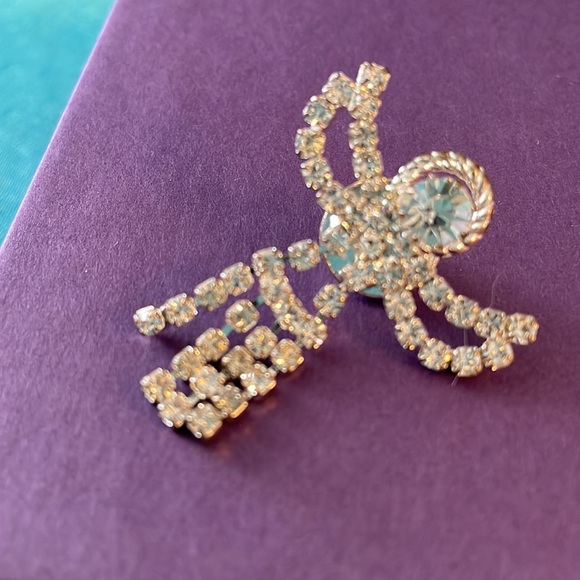 New Rhinestone Angel Pin - Picture 3 of 5